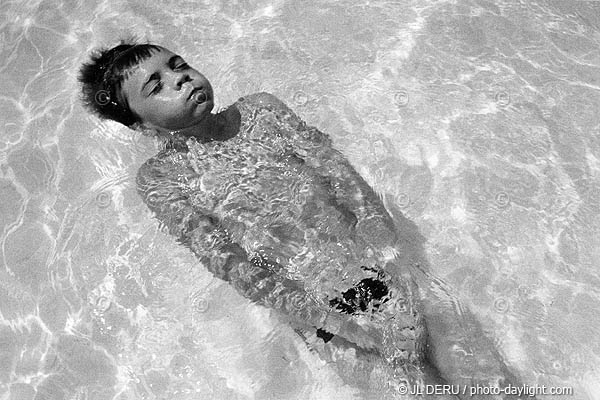 garon dans une piscine - boy in a swimming pool